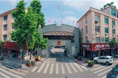 最近很多市民到市政府门口，和原镇党委 政府 人大牌匾合影留念，记录下着历史性一刻，现在发上来分享。摄影：池长峰