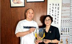 跨越千里的致谢：一面水晶锦旗背后的康复故事