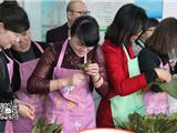 龙港平等社区举办庆“三八”包粽子比赛