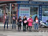 国际志愿者日，交通志愿者带来交通“文明风”