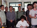 王忠秀在江浦社区检查征兵目测体检工作情况