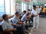 重阳节前收大礼 湖前50名贫困老人获赠老人机