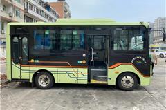 近日，龙港公交购置的12辆新车已送达，为安凯6米燃油中巴“G760”（HFF6600G7D6），归属龙港市交通发展有限公司公共交通分公司。本批车辆为龙港公交2021年购买的第一批新车，也是国有化后的龙港公交首次购买燃油中巴。