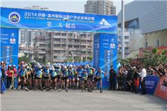 龙港网4月12日讯：为期4天的2014中国?温州国际山地户外运动挑战赛今天上午在温州体育中心拉开序幕。来自德国、瑞典、美国、俄罗斯、澳大利亚、新西兰、英国、法国、瑞士及东道主中国等19个国家的29支专业运动队共116名运动员参赛，其中国外运动队19支、国内运动队10支。此次赛事设直排轮滑、皮划艇、山地车、越野跑、速降、溜索、楼降、桥降、爬绳网、挖海沙、逃生墙、定向越野等十二个比赛项目。