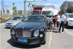 龙港网6月24日简讯：今天上午，在龙金大道和东新街相交的红绿灯路口处，一辆小型货车与宾利发生了追尾。所幸无造成人员受伤，目前车主已联系上交警，进行事故赔偿处理。