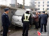 城管、交警联合执法取缔流动车辆摊点