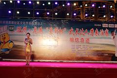    6月29日晚上，龙港镇举办首届社区文化节，龙港网组织承办“星厨杯”武术达人秀表演赛。此次表演赛龙港网携中国网、中国日报网联合视频直播这场盛会，让龙港民间武术达人提供一个良好的展示才艺平台。来自苍南县江南片区等地的近50名民间武术爱好者踊跃参赛，分别上演了翻子拳、南棍、南拳、硬气功、太极拳、五支、刚柔、长棒、梅花棍、朴刀等绝活，充分展示出龙港多姿多彩的社区草根文化，让在场的上千名观众和网络上的20万网民大开眼界。