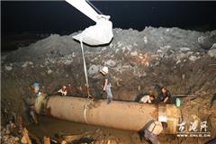 抢修人员正在抢修管道