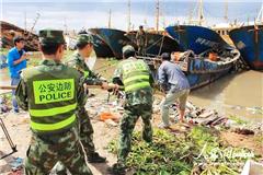 舥艚边防派出所官兵在舥艚码头巡查、参与救助。
