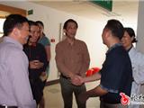 镇领导慰问国际护士节中的医护人员