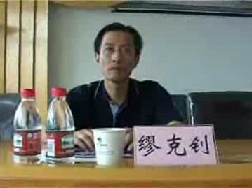 镇人大代表听取今年上半年政府工作情况报告