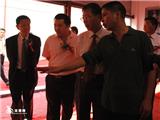 领导及来宾参观书法美术摄影作品展 1