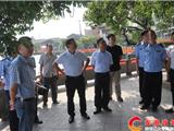 丁振俊在舥艚社区检查划龙舟活动安全管理工作
