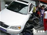 错踩油门上演惊险倒车