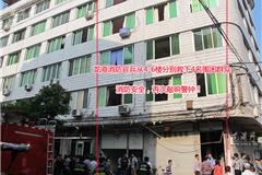 龙港网10月11日讯：今天上午，龙港镇海港路514-516号发生一楼收购废纸点着火了，消防官兵分别从4、6楼救下4名被大火围困的市民。镇领导赵凯、吕存阳带领第一时间赶赴现场处置，镇安监局也介入调查。据房东金女士称：“7点多，她就出去买菜了，一回来就发现一楼着火了，于是就报警，幸亏消防队及时扑灭，不然的话后果不堪设想”。
