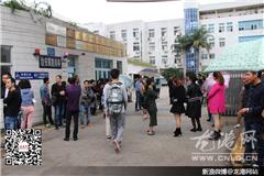 龙港网10月30日讯：浙江省新一轮高考改革的重头戏——学考、选考科目考试拉开了帷幕。这是浙江省首次学考和高考选考相结合的考试，相当于2017年新高考的首场考试。今天上午，龙高考点门口考生们陆续入场，今年陪考的家长较之往年少了许多。 由于新高考的“自主性”强了很多，采访中的考生选的都是自己比较擅长的科目，因此面对考试也是十分淡定。