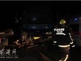 龙港一三轮车撞上大货车 驾驶员当场死亡