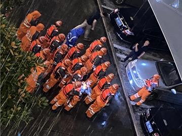 暴风雨中，那“逆行”在龙港市内的一抹暖心“橙色”