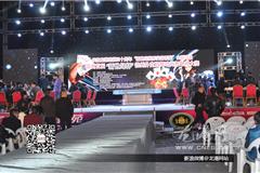 龙港网12月6日讯：昨天晚上，由龙港镇人民政府主办的龙港镇建镇三十周年温州首届“新世纪杯”德州扑克大赛在金河广场顺利举行，现场众多牌友展开激烈竞争，赢取最后大奖