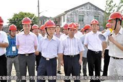 龙港网8月9日快讯：今天下午，浙江省委常委、温州市委书记陈德荣在市委常委、市委秘书长葛益平，苍南县委书记黄寿龙，县长董庆华，县委常委、常务副县长黄锦耀，县委常委、龙港镇委书记丁振俊，副县长陈国苗，镇长王忠秀（副县长级）陪同下视察龙港镇西北塘朱家站水闸除险加固工程，陈书记要求从保障人民生命财产安全的高度，高度重视水闸建设工作，狠抓工程质量和安全，早日建成，发挥效益。陈书记还深入浙江强盟实业股份了解该司上市情况和薄膜生产工艺技术。