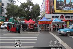 今天是中国传统的腊八节(农历十二月初八)，按照民间习俗，腊八节一定要腌腊八蒜、喝腊八粥驱寒保暖。专家表示，腊八粥是传统保健食品，富含多种膳食纤维和抗氧化成分，对于控制血糖血脂、减肥都有积极意义。今天上午，太平慈善龙港分会、善愿寺、苍南宏华、河底高等慈善机构在龙港镇部分街道设点免费施粥，施粥从早上6时许开始一直送完为止。