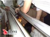 大型印花机“吞臂” 消防官兵“虎口”取手