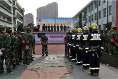 龙港网5月13日讯：昨天是“5.12”防灾减灾日，龙港江浦社区在龙港二小举行了防空消防应急疏散演练。图为演练人员开始集合