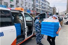 龙港必成食品助力防疫大战！为设卡一线人员免费发放糕点