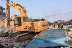 龙港网3月1日讯：今天上午，龙港镇城市管理与综合行政执法局湖前中队组织50多名工作人员对鯨头社区杨府殿后巷的蜡烛生产集中地进行依法拆除，共拆除6000多平方米。