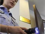 温州一男子携电击棍闹市抢包 众市民合力将其擒获