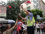 暖心！闹市中警民联手消除隐患