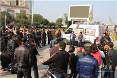 环境整治，你我共同参与！今天下午，龙港网、龙港报、龙港电视台在龙跃广场举行举行“我在现场”——龙港镇城乡环境综合整治大型直播报道-“水陆空”联合行动。党代表、人大代表、政协委员、社会知名人士、网民监督团成员、小记者团、网友、博友等52名监督员和媒体记者一起兵分三路“陆路、水路、高空”一起参与龙港镇环境综合整治监督。