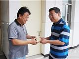 县委常委、龙港镇委书记丁振俊一行慰问少年儿童 
