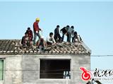 执法部门强制拆除一违章建筑