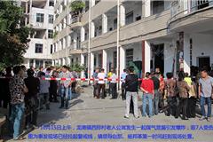 龙港网10月15日讯：今天上午7点20分，苍南县龙港镇龙湖路西排村老人公寓一楼13号发生一起煤气泄漏导致发生爆炸，现场有7名老人和孩子受伤（经本网最新核实受伤名单分别为陈国选、李缪树、陈时早、吴玉虎、陈建周、赖秀芬、金子睿）。其中2名严重伤者已送温州118医院救治，其余在龙城中医院救治。镇领导赵凯、杨成革率沿江社区、公安分局、安监局、社发局、住建分局及西排村干部第一时间赶到现场处置。事故原因正在调查中......