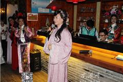 龙港网12月14日讯：昨天晚上，由龙港雅姿举办的古装秀活动，在龙港刮起了一股古装热潮。奔放的唐装、保守的宋装、端庄的清朝服装，古装爱好者们展示了汉、唐、宋、元、明、清等朝代的多款女性服装，使大家恍若“穿越”到了古代，一起领略古代平民百姓到达官贵人的服饰文化，感受古代礼乐文明的演变和延续。