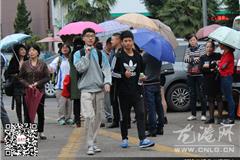 龙港网10月30日讯：浙江省新一轮高考改革的重头戏——学考、选考科目考试拉开了帷幕。这是浙江省首次学考和高考选考相结合的考试，相当于2017年新高考的首场考试。今天上午，龙港高级中学考点门口考生们陆续入场，今年陪考的家长较之往年少了许多。 由于新高考的“自主性”强了很多，采访中的考生选的都是自己比较擅长的科目，因此面对考试也是十分淡定。