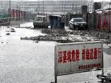 20米柏油路大坑 市民呼吁尽快修复破损路面 