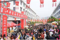 4月4日至6日，鳌江镇首届钱仓清明文化节在鳌江镇钱仓社区举行。“清明会市”是钱仓最具特色的节日之一，每逢清明前后，来自平阳、苍南等周边县市的民众都会云集至此购买各种商品，景象十分壮观。