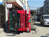 宫后路发生一起运泥车侧翻事故 