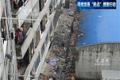 龙港镇站前路595号太阳城商务宾馆后面一带，垃圾恶臭。外地租户多，一层住着好几户。外地人环保意识薄，乱扔垃圾何时休？请求政府管一管，把这“疤点”清理掉！谢谢！