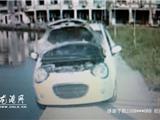 微型小车悬桥上 铲车路人齐帮忙