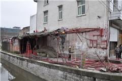 为了贯彻市、县“四边三化”环境综合整治工作，实现公路沿线洁化、绿化、美化的目标，连日来龙港镇两违整治办组织人员对龙舥公路沿线的违章建筑进行了拆除，连日来的拆违面积已达28000平方米。