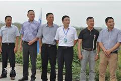 龙港网9月30日讯：昨天上午，龙港镇在新美洲举行甬台温高速公路复线鳌江栈桥工程开工仪式，龙港镇委委员、副镇长赵凯，镇委委员黄传朴参加开工仪式。鳌江特大桥位于甬台温高速公路复线跨越鳌江口处，北接平阳县，桥梁起点位于鳌江北岸的平阳县墨城镇，桥梁终点位于鳌江南岸的苍南县龙港镇。图为出席仪式的领导嘉宾