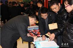 龙港镇第九届代表大会第三次会议于今天上午在龙港影城隆重召开。图为代表陆续在大会报道处签到