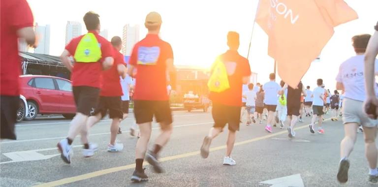 500多人畅跑8.8公里！龙港月湖畔涌动健...