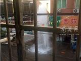 龙港大道西四街路口水管破裂