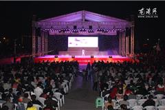 龙港网11月18日讯：为构建多层次文化交流平台，切实与群众共享文化发展成果，满足城乡居民的精神文化需求。日前，由温岭市文化广电新闻出版局和苍南县文化广电新闻出版局联合主办的“同园文化梦 共连一家心”温岭·苍南文化走亲文艺汇演在龙港金河广场热闹开演。当晚演出的节目内容丰富，形式多样，有传统的歌伴舞、诙谐的幽默小品、粉墨登场的京剧说唱、精彩的排舞表演等，现场观众掌声不断。山风和海韵的结合，为当地百姓带去了新鲜的文化大餐，推动了温岭苍南两地之间的文化交流，“活了文化，乐了百姓”。