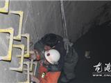男子深夜落井 消防紧急救援