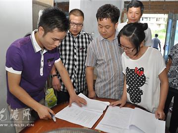 爱心下乡 寒门学子得温暖